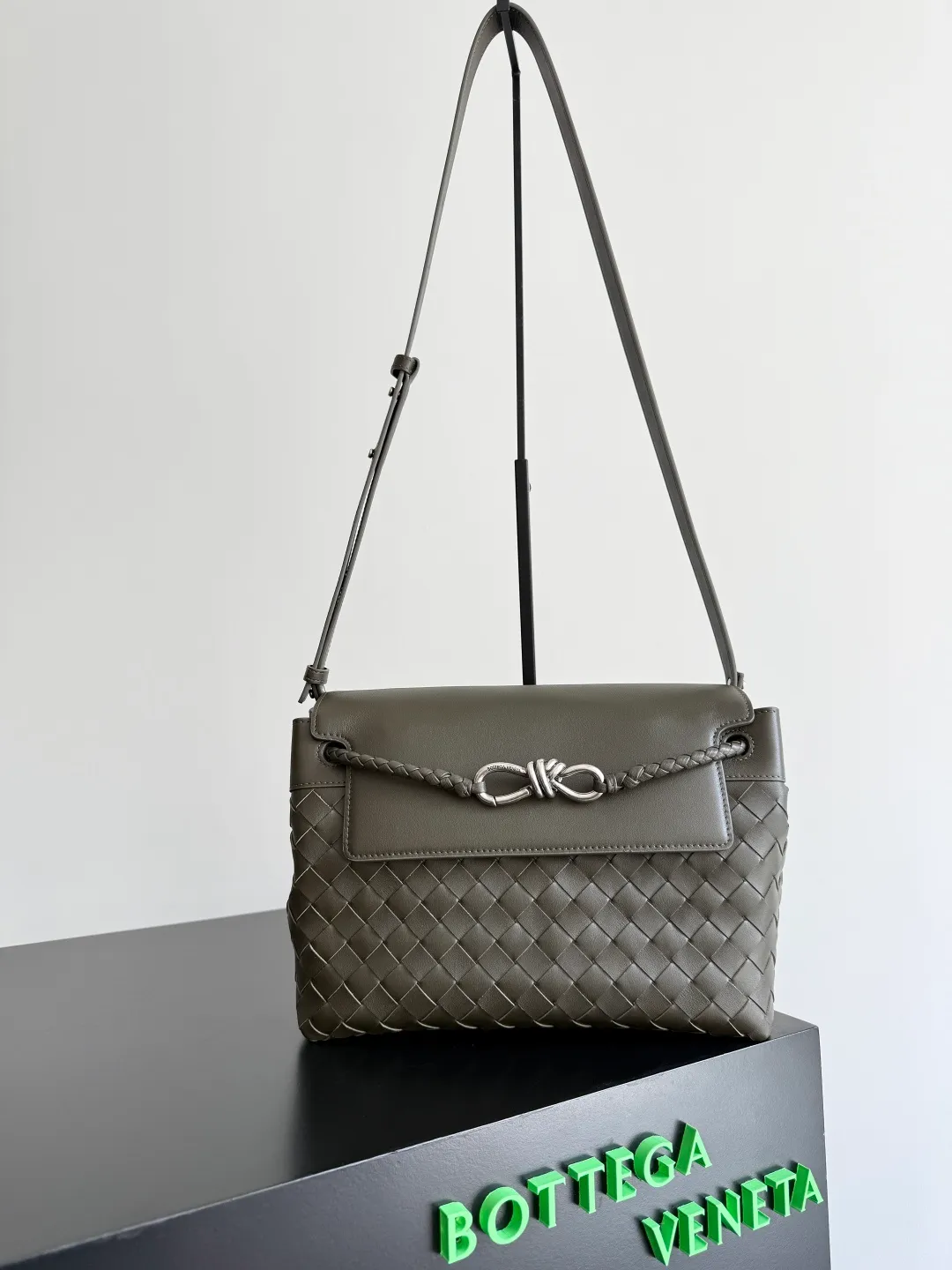 Batch 2460 BOTTEGA VENETA Bottega Veneta's 2025 new product for men ANDIAMO Bottega Veneta's main recommendation is undoubtedly the Andiamo small size. The first new favorite of the 2025 new product is a men's figure buckle bag. It can be seen that the designer has used many small ideas. The detachable crossbody strap is very convenient. It is convenient for elite office workers to reduce the burden on their hands when carrying work logs and office supplies. The interior is divided into two large compartments and a small zippered compartment. Unlike the women's model, the compartments here are not removable. The fixed large single layer also makes it easier to pack lightly when going out to work, and avoids the accumulation of too many small items. Style number: 815781 Size: 29*20*13cm